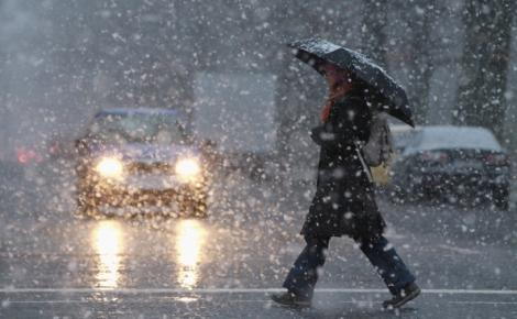 AVERTIZARE METEO: Ploi torențiale, lapoviță și ninsoare. Ce ne așteaptă în weekend