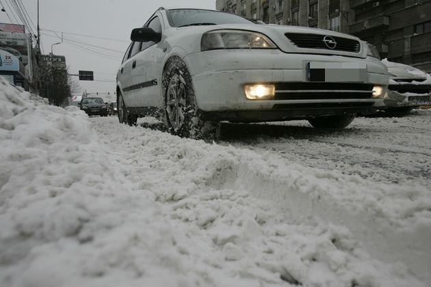 Atenţie! Iată de c&acirc;nd sunt obligatorii cauciucurile de iarnă! Şoferii sunt confuzi