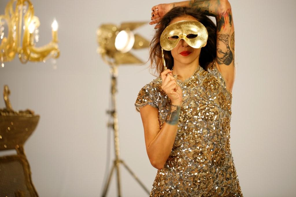 FOTO! Ghicești cine e frumoasa coregrafă care se ascunde sub această mască?