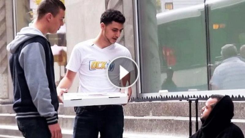 Doi tineri i-au oferit unui om fără adăpost o pizza. Privește ce a făcut cu ea!