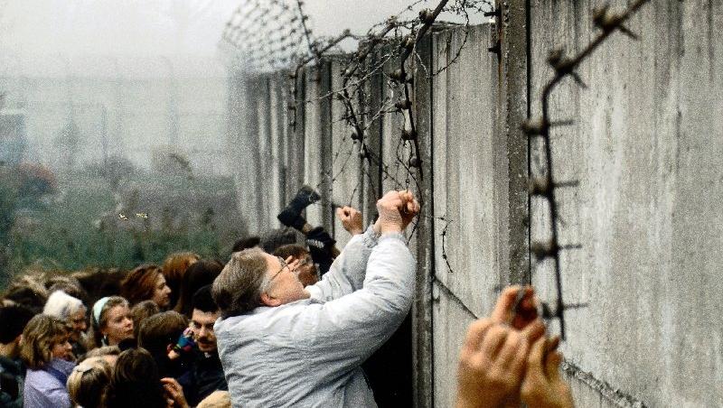 Povești CUTREMURĂTOARE dincolo de Zidul Berlinului! Cum arată ASTĂZI ''bariera'' care separa două lumi