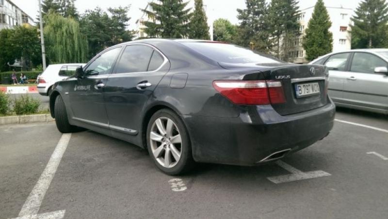 Unul e pe două locuri, iar tu nu ai unde să parchezi? Fă-i ASTA și o să țină minte toată viața (VIDEO)