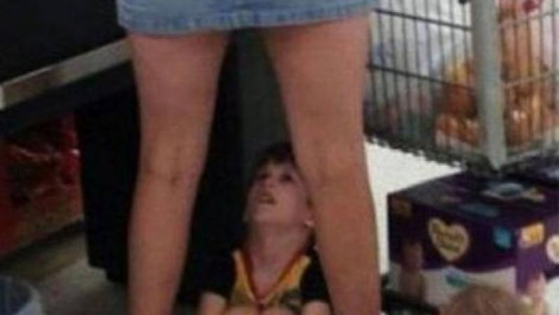 FOTO: Nuuuu, nu e pentru copii, să vină tăticul! Ăsta mic se uită, dar habar nu are CE VEDE!