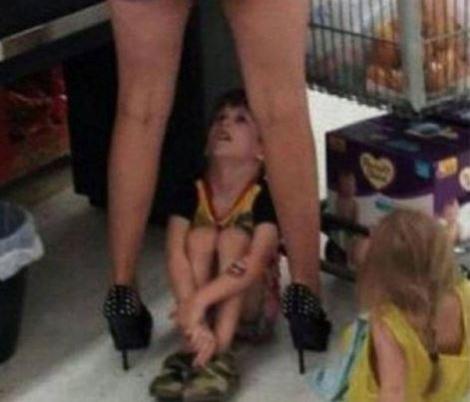FOTO: Nuuuu, nu e pentru copii, să vină tăticul! Ăsta mic se uită, dar habar nu are CE VEDE!