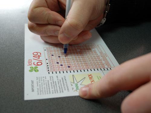 Nu &icirc;ți VINE să CREZI! Uite cine a C&Acirc;ȘTIGAT marele premiu la LOTO!