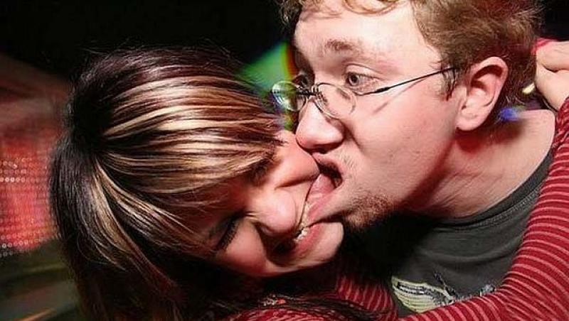 FOTO: Cel mai PROST sărut din toate timpurile! A vrut PLĂCERE, dar a primit DURERE