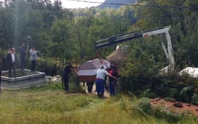 Caz uluitor! A fost nevoie de o macara pentru a &icirc;nmorm&acirc;nta o femeie de aproape 400 de kilograme