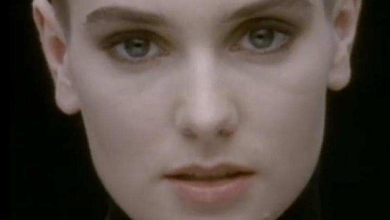 Sinéad O'Connor, în clipul piesei "Nothing Compares 2U"