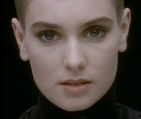 În trecut, A ŞOCAT lumea întreagă cu stilul ei, dar timpul n-a iertat-o! Cum s-a transformat Sinéad O'Connor, cântăreaţa cheală