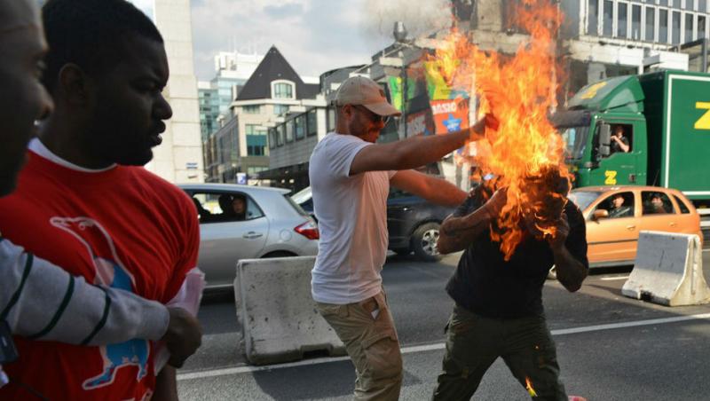 IMAGINI CU PUTERNIC IMPACT EMOȚIONAL! Un bărbat și-a dat foc în mijlocul străzii! ”A ars ca o torță vie”