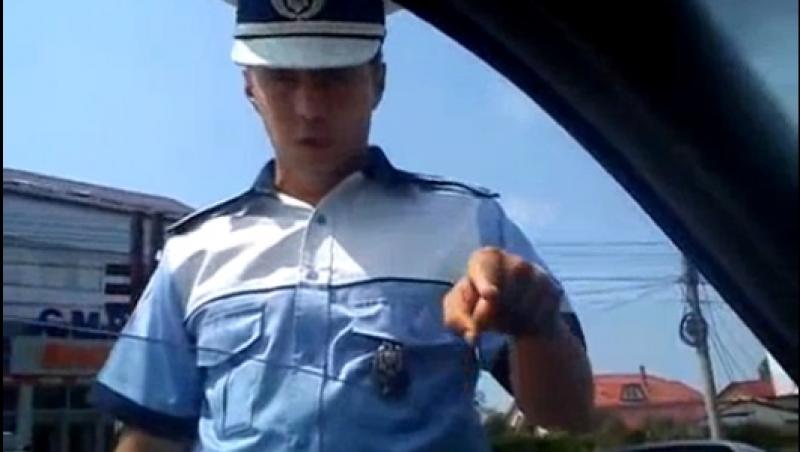 VIDEO: Un polițist face SENZAȚIE pe șosele! Reacția agentului, în fața unui șmecher care refuză să prezinte actele, DE NERATAT!