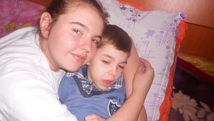 Mama l-a adus pe lume cu prețul vieții! Scrisoarea EMOŢIONANTĂ a unei fetiţe de 12 ani, despre frăţiorul ei bolnav