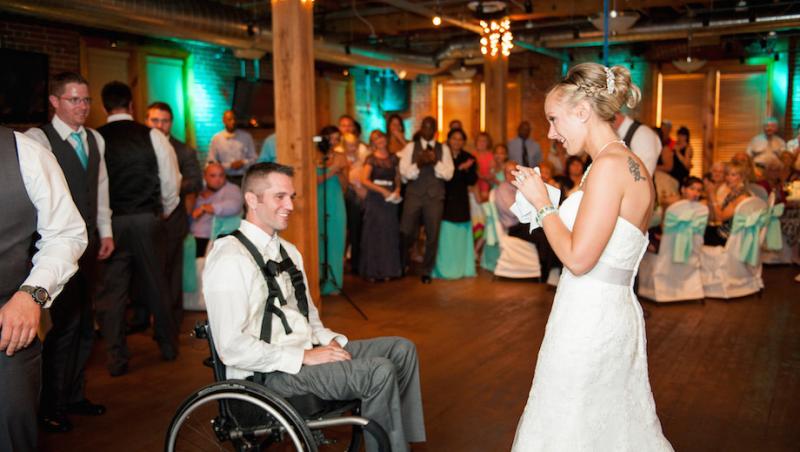 Nu-l cunoști, dar îți va smulge lacrimi: Un mire aflat în scaunul cu rotile i-a oferit miresei, la nuntă, primul lor dans. ÎN PICIOARE!!!