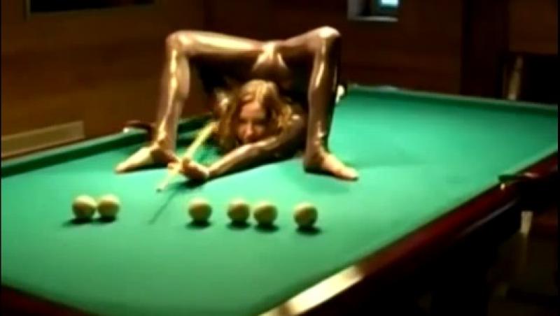 Moment +18 pe masa de biliard! Îți va întoarce mintea PE DOS după ce vezi ce face cu... tacul!