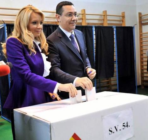 ALEGERI PREZIDENȚIALE 2014 | Daciana Sârbu şi Carmen Iohannis şi-au însoţit soţii la vot. Cum s-au afișat doamnele la brațul candidaților