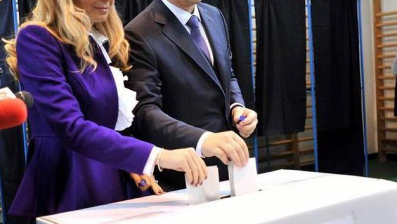 ALEGERI PREZIDENȚIALE 2014 | Daciana Sârbu şi Carmen Iohannis şi-au însoţit soţii la vot. Cum s-au afișat doamnele la brațul candidaților