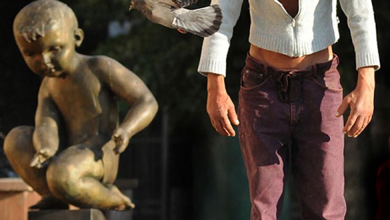 FOTO: Îți vine să crezi că ai în față un OM al STRĂZII? Ținutele lui i-au impresionat pe criticii vestimentari