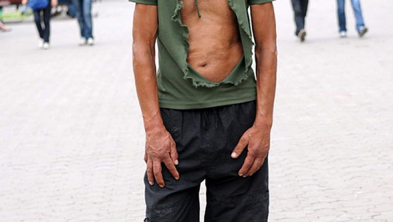 FOTO: Îți vine să crezi că ai în față un OM al STRĂZII? Ținutele lui i-au impresionat pe criticii vestimentari