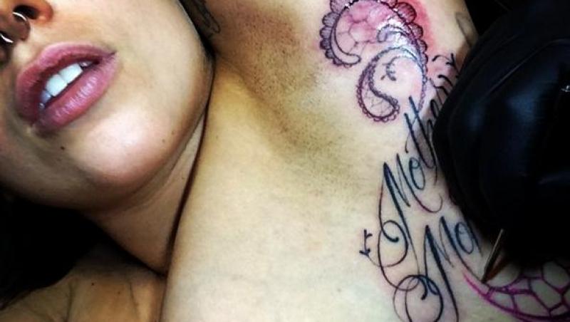Imagini explicite: Excentrica Lady Gaga şi-a făcut un nou tatuaj, într-o zonă sensibilă, foarte dureroasă, pe care puţini au văzut-o