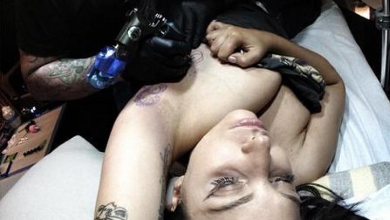 Imagini explicite: Excentrica Lady Gaga şi-a făcut un nou tatuaj, într-o zonă sensibilă, foarte dureroasă, pe care puţini au văzut-o
