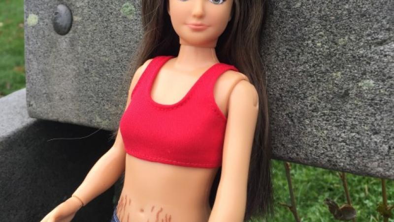 Adio, păpuşa Barbie perfectă! La modă e jucăria cu celulită, kilograme în plus şi coşuri! Mii de oameni o vor deja