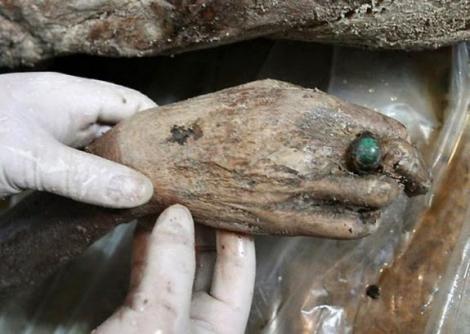 Imaginile care au şocat milioane de oameni! După 700 de ani, un cadavru a fost descoperit intact! "Parcă ieri ar fi fost îngropat!" Atenţie, foto HORROR!