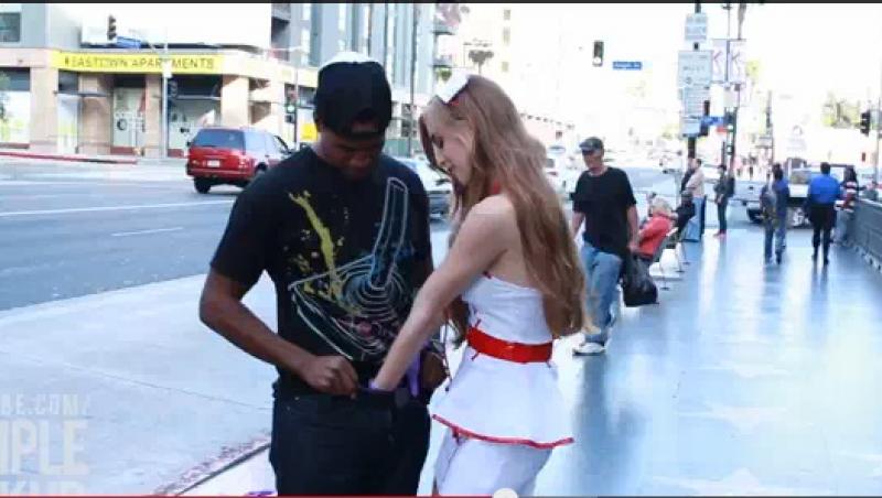 O asistentă SEXY oferă examinare TESTICULARĂ gratuită, în plină stradă: Reacțiile bărbaților, de neratat! (VIDEO)