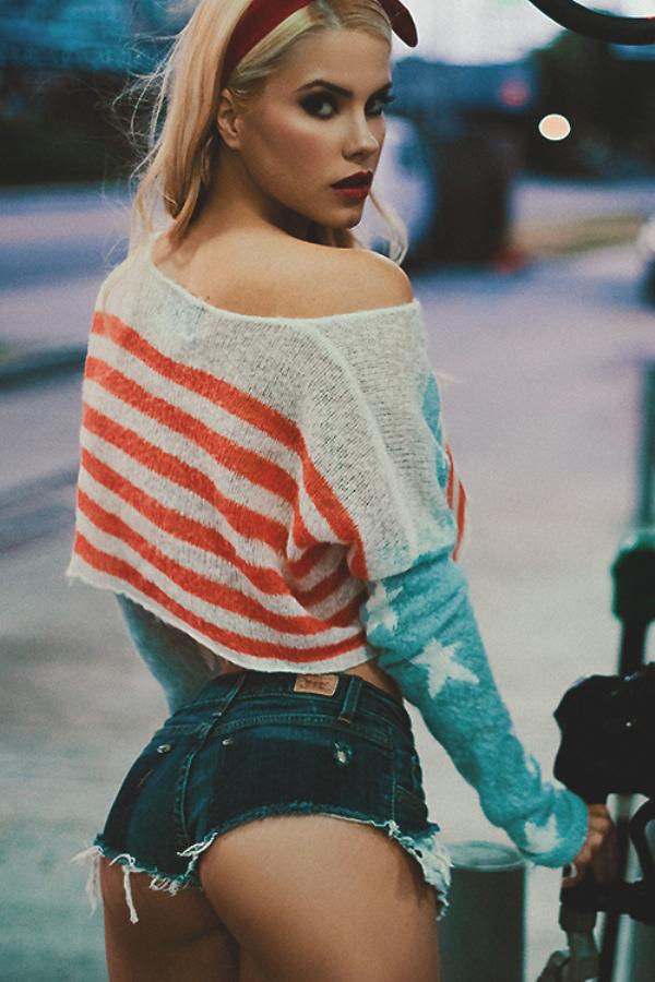 Ai alimenta aici? Adio salopete și băieți plictisiți &icirc;n benzinării: Ea e cea mai sexy tipă de la... pompă! (FOTO INCENDIAR)