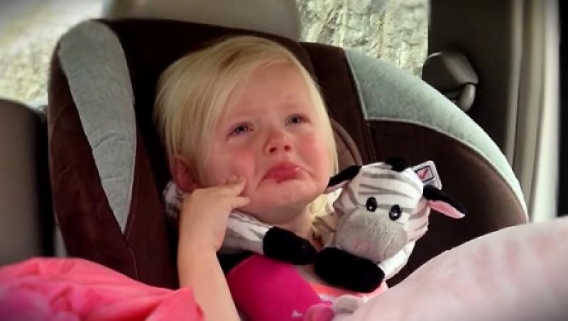 VIDEO: Tatăl a surprins-o plângând în scaunul auto. Motivul te va înduioșa!