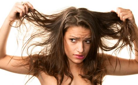 Îţi cade părul, se rupe uşor şi ai mătreaţă? Ce spune podoaba capilară despre sănătatea ta!
