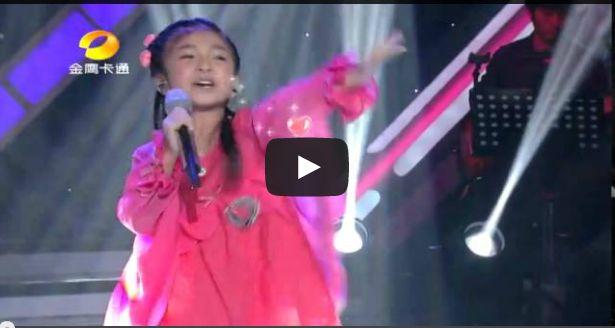 VIDEO! A fost c&acirc;ntată de at&acirc;tea ori la X FACTOR dar niciodată AȘA! O fetiță de 5 ani spulberă concurența cu &bdquo;Raise Me Up&rdquo;