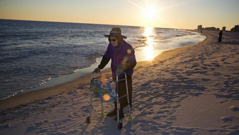 VIDEO: La 100 de ani, a văzut oceanul pentru prima oară! Reacţia bulversantă a femeii a emoţionat o lume întreagă