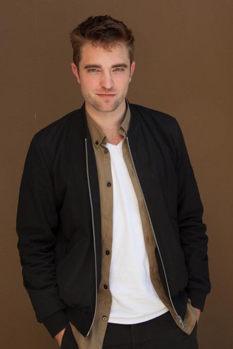 Admiratori "Twilight", priviţi aici! Din cel mai râvnit burlac de la Hollywood, Robert Pattinson s-a transformat într-un chelios urât: "Din cauza ei e aşa"