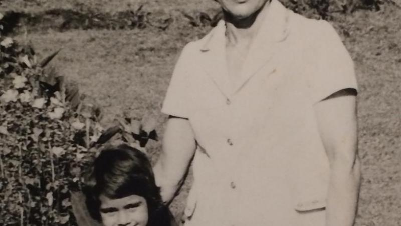 Andreea, alături de bunica sa, în copilărie