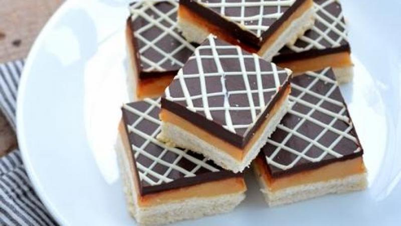 Mmmm, combinaţia fatală: ciocolată, caramel şi biscuiţi! Prăjitura 
