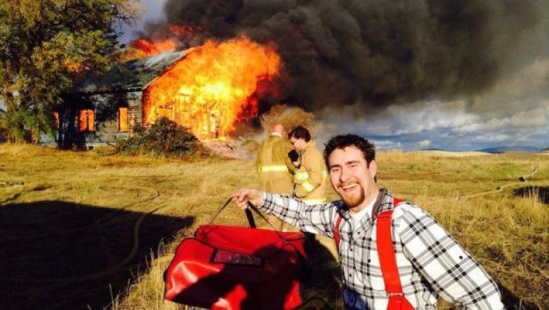 FOTO: Casa ardea în flăcări, însă lui nu-i păsa! Reacția bărbatului, în timp ce pompierii încercau să stingă incendiul e de neînțeles!