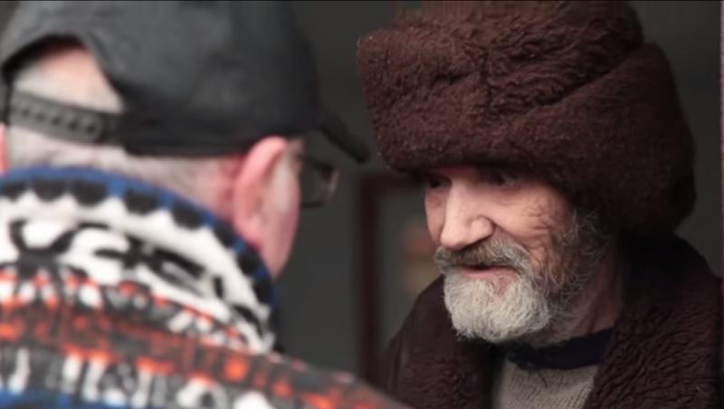 EMOȚIONANT până la lacrimi! Ce au făcut doi români pentru acest om a șocat o lume întreagă! (VIDEO)
