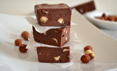 Reţetă de milioane: Cu doar cinci ingrediente, poţi prepara ciocolată de casă PERFECTĂ!
