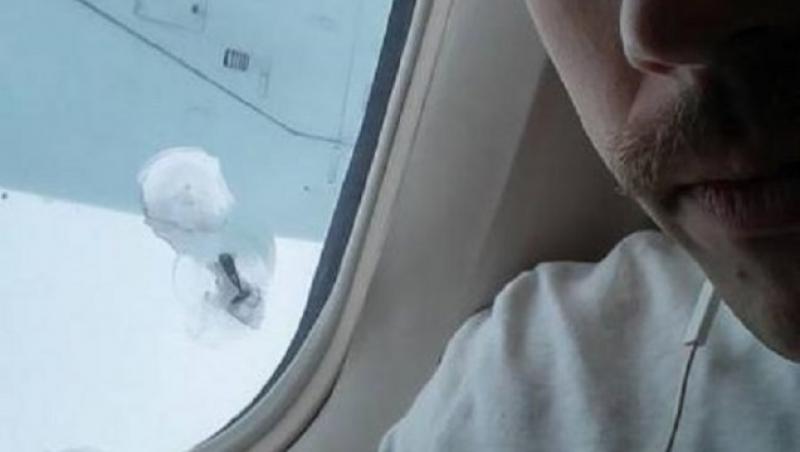 În avion, în timpul zborului, un pasager a îngheţat de spaimă când s-a uitat pe fereastră: 