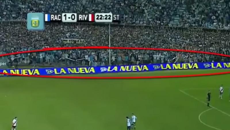 FOTO și VIDEO! O FANTOMĂ a alergat, în direct, la un meci de fotbal din Argentina! Se știe cine este! NU crezi? Dă click!