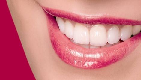 Rețeta care-ți albește dinții în doar 4 minute, în mod natural