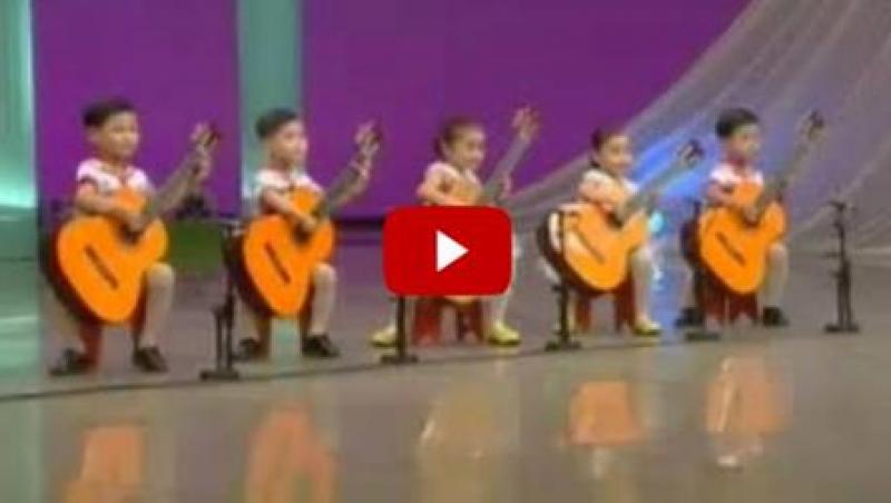 Cei mai tari puşti pe care i-ai văzut: Sunt de mărimea unei chitare, dar cântă dumnezeieşte la ea!