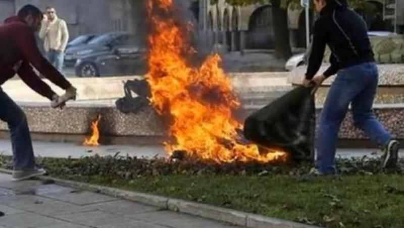 Atenţie, imagini şocante! Şi-a dat foc în mijlocul străzii, în faţa preşedintelui Bulgariei, fără niciun motiv