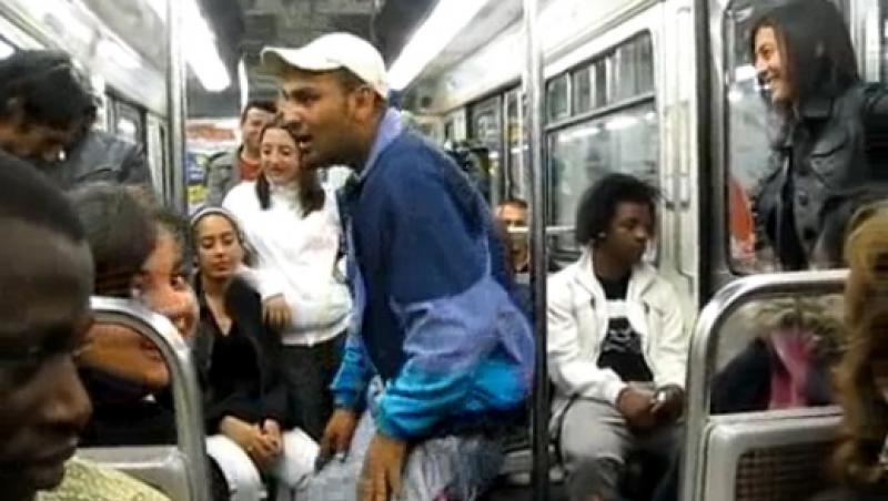 Au făcut spectacol într-un metrou din Paris și au smuls hohote de râs! Doi români de etnie romă fac furori pe internet (VIDEO)