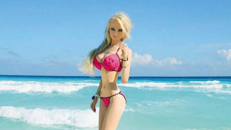 FOTO: Păpuşa Barbie UMANĂ, bătută MĂR de doi bărbaţi! S-a ales praful de operaţiile ei! Cum arată acum
