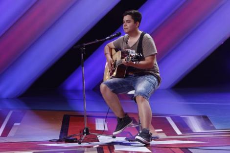 A impresionat la X Factor şi şi-a spus povestea cutremurătoare la Acces Direct! Filip Dongo, puştiul cu voce de aur care a învins cancerul
