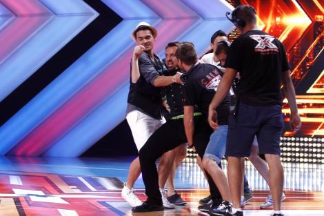 Moment de milioane la "X Factor"! Horia Brenciu, scos pe braţe de pe scenă