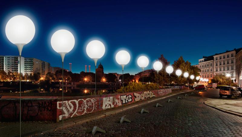 Zidul Berlinului, de la beton și sârmă ghimpată, la 8.000 de lumini pe stradă! Vezi SUPERBA RECONSTRUCȚIE!