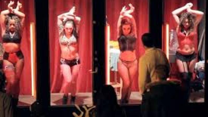 SHOW INCENDIAR oferit turiştilor de patru dansatoare într-o vitrină din Amsterdam! Motivul este unul tulburător...