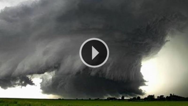 VIDEO: Imaginile astea îți vor da FIORI! Nori apocaliptici au fost surprinși în timpul unei tornade